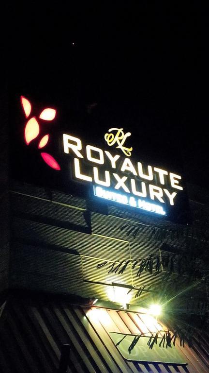 Royaute Luxury Suites And Hotel Gulberg Лахор Экстерьер фото