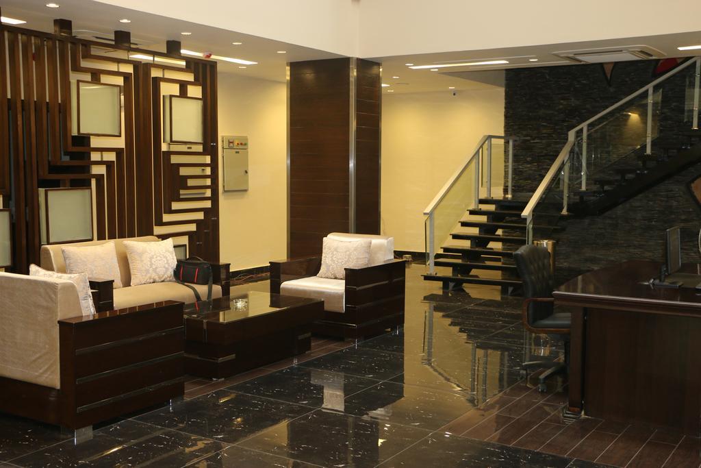 Royaute Luxury Suites And Hotel Gulberg Лахор Экстерьер фото