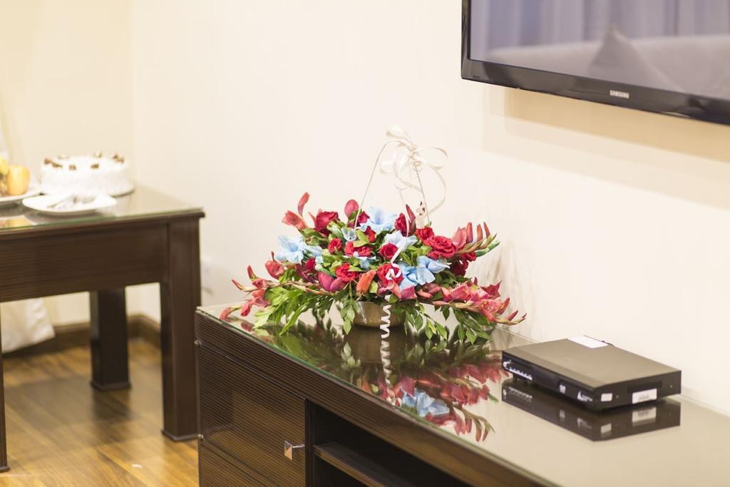 Royaute Luxury Suites And Hotel Gulberg Лахор Экстерьер фото
