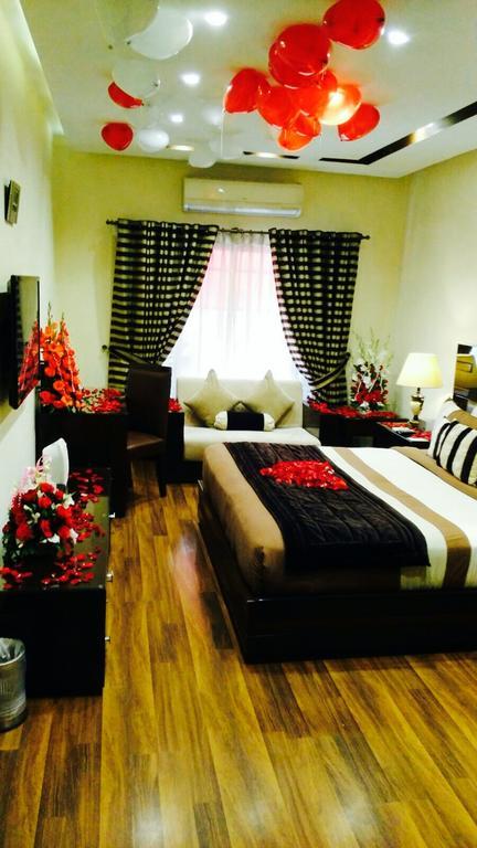 Royaute Luxury Suites And Hotel Gulberg Лахор Экстерьер фото