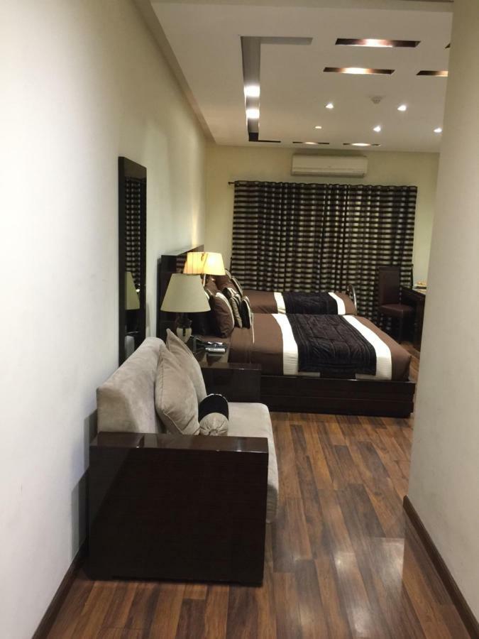 Royaute Luxury Suites And Hotel Gulberg Лахор Экстерьер фото