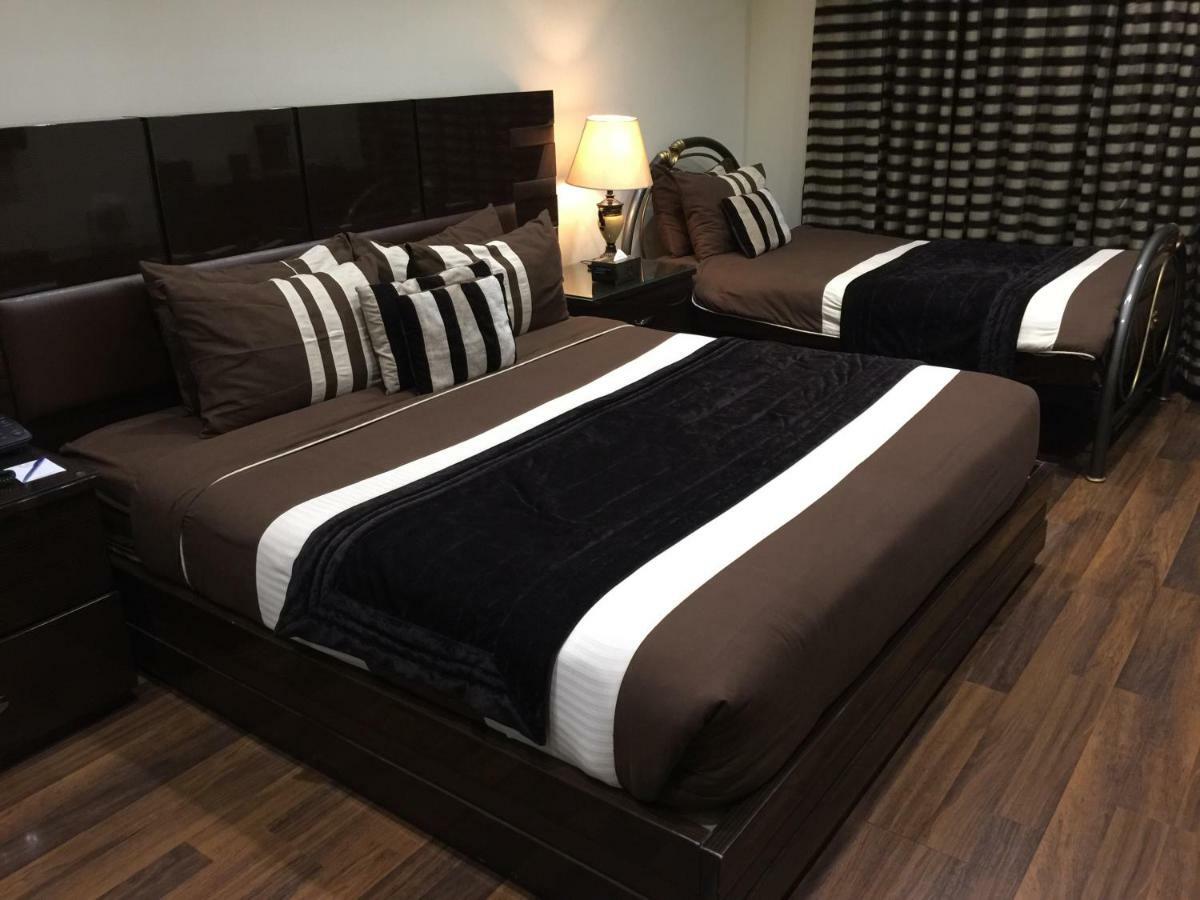 Royaute Luxury Suites And Hotel Gulberg Лахор Экстерьер фото